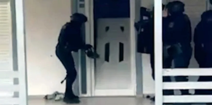 Αττική: Βίντεο της ΕΛΑΣ από μεγάλη επιχείρηση με 11 προσαγωγές για κύκλωμα κλοπών και απατών