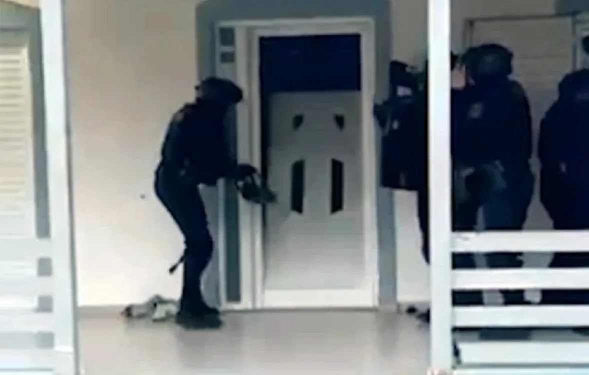 Αττική: Βίντεο της ΕΛΑΣ από μεγάλη επιχείρηση με 11 προσαγωγές για κύκλωμα κλοπών και απατών Αττική: Βίντεο της ΕΛΑΣ από μεγάλη επιχείρηση με 11 προσαγωγές για κύκλωμα κλοπών και απατών