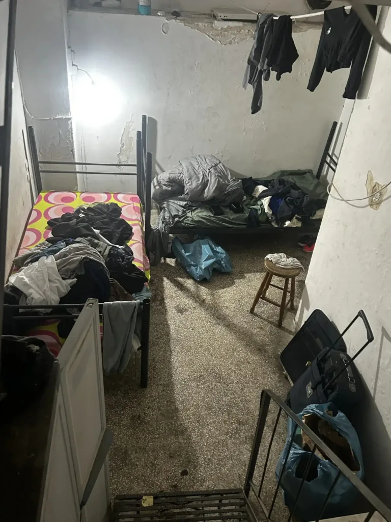 Πώς δρούσε το κύκλωμα που εκμεταλλευόταν ανήλικους για λαθραία τσιγάρα: Τα υπόγεια, οι στρατολόγοι και το “χρέος” ΦΩΤΟ