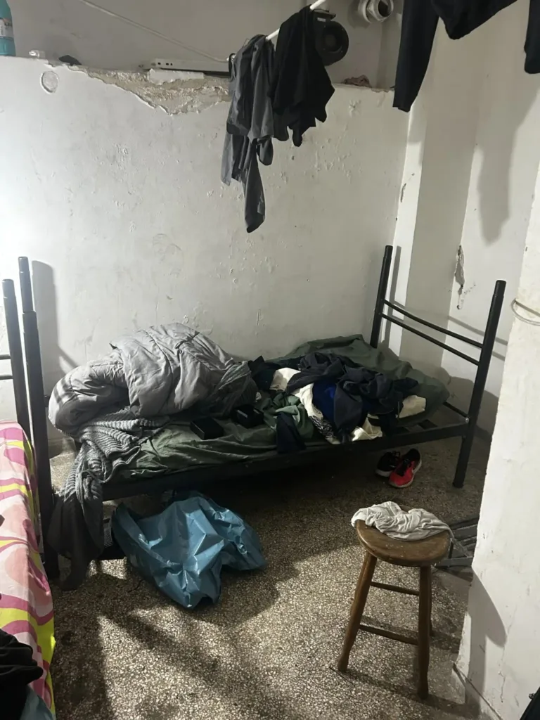 Πώς δρούσε το κύκλωμα που εκμεταλλευόταν ανήλικους για λαθραία τσιγάρα: Τα υπόγεια, οι στρατολόγοι και το “χρέος” ΦΩΤΟ