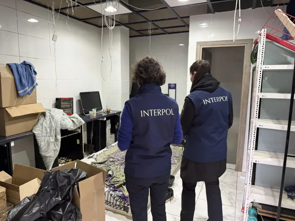 Πώς δρούσε το κύκλωμα που εκμεταλλευόταν ανήλικους για λαθραία τσιγάρα: Τα υπόγεια, οι στρατολόγοι και το “χρέος” ΦΩΤΟ