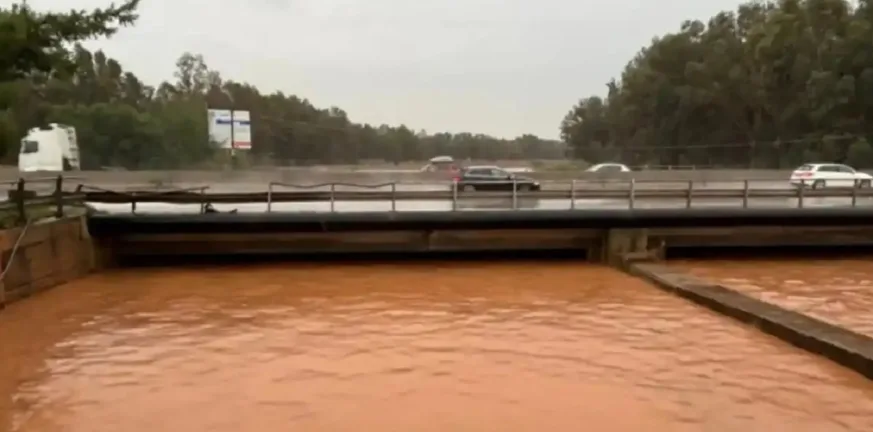 Ελευσίνα σε συναγερμό: Προειδοποίηση 112 για πιθανή υπερχείλιση του Σαρανταποτάμου ΒΙΝΤΕΟ