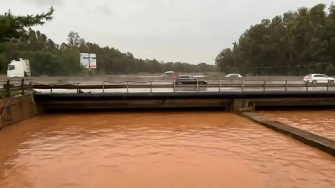 Ελευσίνα σε συναγερμό: Προειδοποίηση 112 για πιθανή υπερχείλιση του Σαρανταποτάμου ΒΙΝΤΕΟ