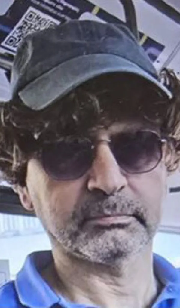 Αστυνομική έρευνα και πολιτική κόντρα στην Κύπρο φωτογραφία του Γενικού Ελεγκτή μεταμφιεσμένου με περούκα! Αστυνομική έρευνα και πολιτική κόντρα στην Κύπρο φωτογραφία του Γενικού Ελεγκτή μεταμφιεσμένου με περούκα!