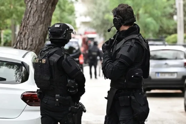 Ποιος είναι ο συλληφθείς στα Καλύβια: Βαρύ ποινικό παρελθόν με καταδίκη για βιασμό και ανθρωποκτονία