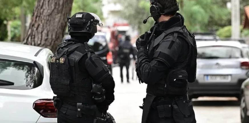 Ποιος είναι ο συλληφθείς στα Καλύβια: Βαρύ ποινικό παρελθόν με καταδίκη για βιασμό και ανθρωποκτονία