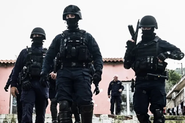 Καλύβια: Όπλα, Καλάσνικοφ και μπιτόνια βενζίνης σε κλεμμένο ΙΧ - Φόβοι για επικείμενο χτύπημα