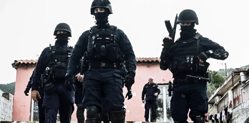 Καλύβια: Όπλα, Καλάσνικοφ και μπιτόνια βενζίνης σε κλεμμένο ΙΧ - Φόβοι για επικείμενο χτύπημα