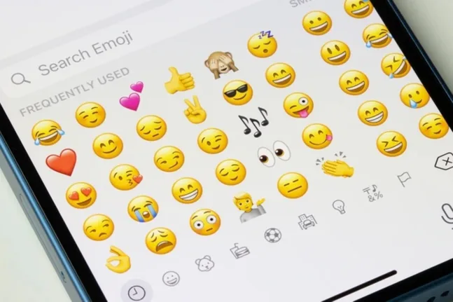 Επικίνδυνα emojis: Τι κρύβεται πίσω από τα αθώα σύμβολα που ανταλλάσσουν τα παιδιά