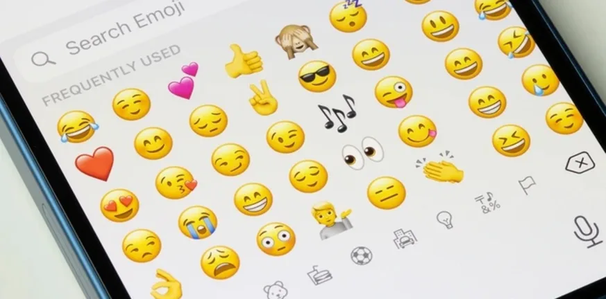 Επικίνδυνα emojis: Τι κρύβεται πίσω από τα αθώα σύμβολα που ανταλλάσσουν τα παιδιά