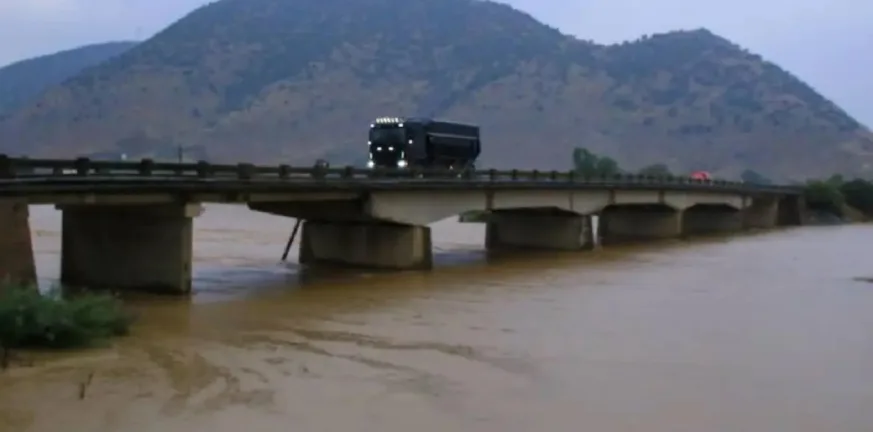 Συναγερμός στη Λάρισα: Υπερχείλισε ο Ενιπέας - Εκκένωση στην Υπέρεια, προειδοποιήσεις του 112 σε πέντε ακόμη περιοχές