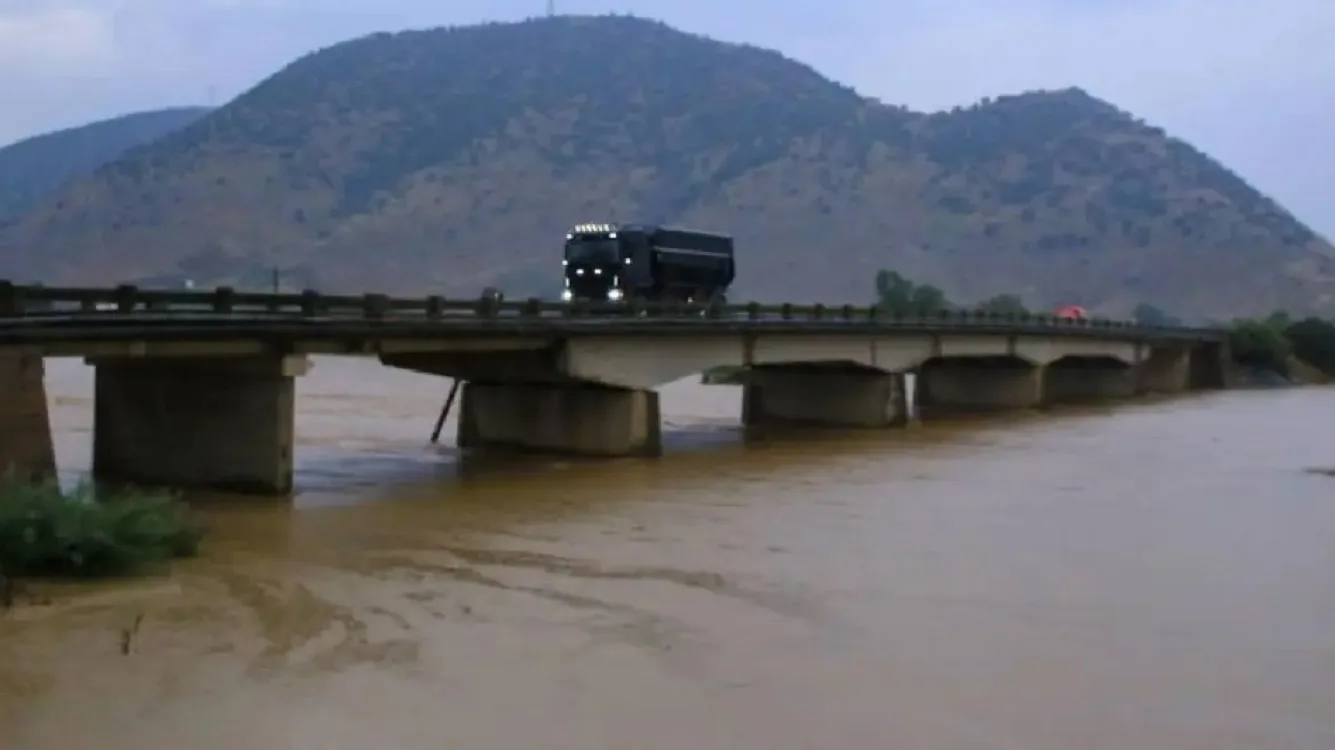 Συναγερμός στη Λάρισα: Υπερχείλισε ο Ενιπέας - Πλημμύρισαν τα πρώτα σπίτια στα Φάρσαλα, προειδοποιήσεις του 112 σε πέντε ακόμη περιοχές Συναγερμός στη Λάρισα: Υπερχείλισε ο Ενιπέας - Πλημμύρισαν τα πρώτα σπίτια στα Φάρσαλα, προειδοποιήσεις του 112 σε πέντε ακόμη περιοχές