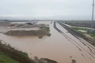 Λάρισα σε καθεστώς συναγερμού: Υπερχείλιση Ενιπέα, πλημμυρισμένα σπίτια και διακοπές δρομολογίων - Νέα μηνύματα 112
