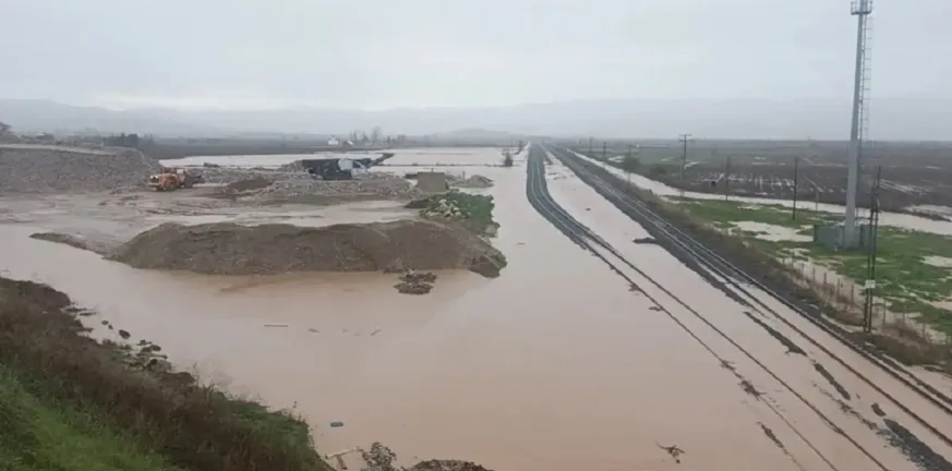 Λάρισα σε καθεστώς συναγερμού: Υπερχείλιση Ενιπέα, πλημμυρισμένα σπίτια και διακοπές δρομολογίων - Νέα μηνύματα 112
