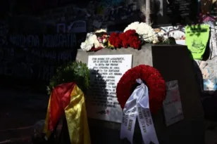 Λουλούδια και σιωπή στα Εξάρχεια για τον Αλέξανδρο Γρηγορόπουλο ΦΩΤΟ