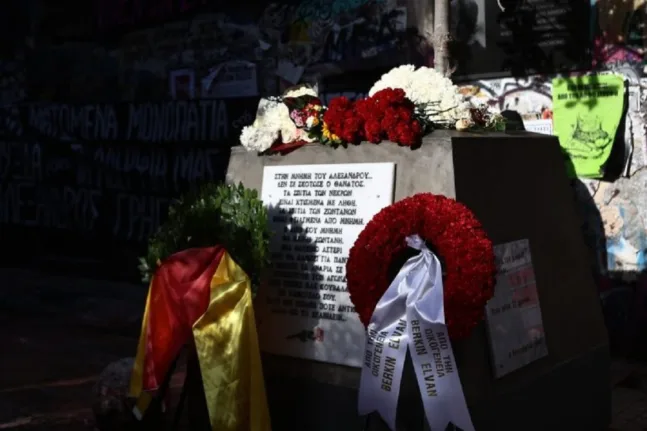 Λουλούδια και σιωπή στα Εξάρχεια για τον Αλέξανδρο Γρηγορόπουλο ΦΩΤΟ