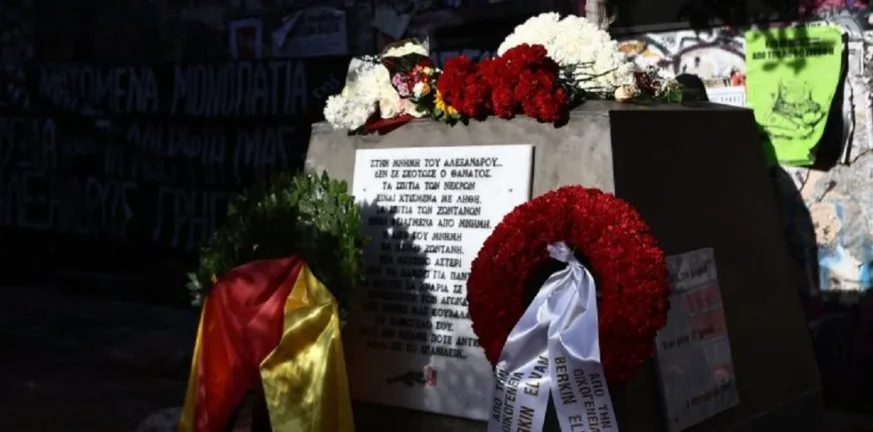 Λουλούδια και σιωπή στα Εξάρχεια για τον Αλέξανδρο Γρηγορόπουλο ΦΩΤΟ