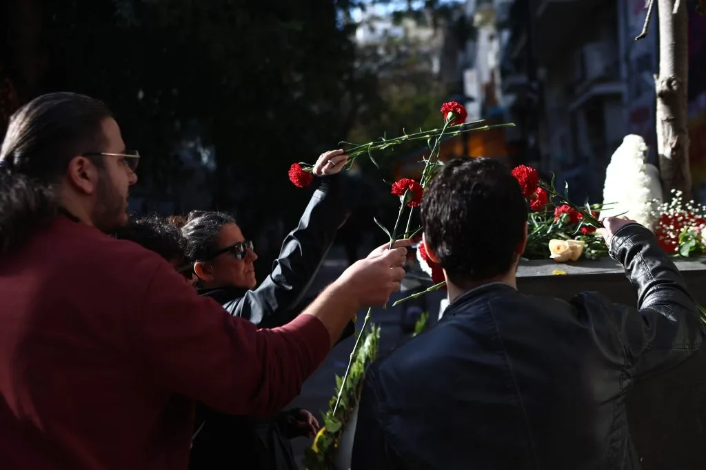 Λουλούδια και σιωπή στα Εξάρχεια για τον Αλέξανδρο Γρηγορόπουλο ΦΩΤΟ Λουλούδια και σιωπή στα Εξάρχεια για τον Αλέξανδρο Γρηγορόπουλο ΦΩΤΟ