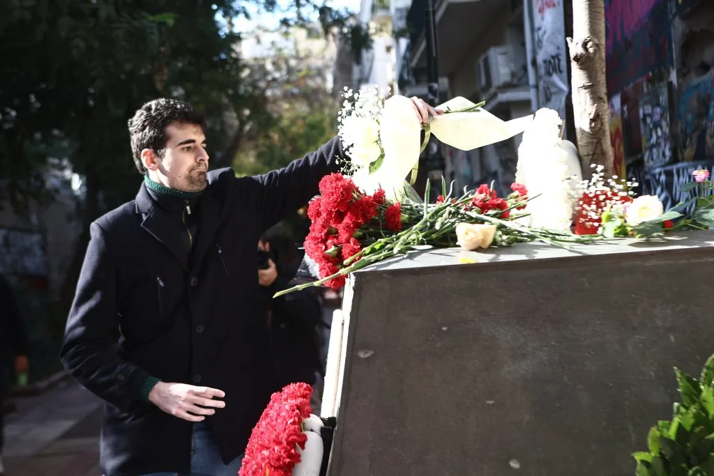 Λουλούδια και σιωπή στα Εξάρχεια για τον Αλέξανδρο Γρηγορόπουλο ΦΩΤΟ Λουλούδια και σιωπή στα Εξάρχεια για τον Αλέξανδρο Γρηγορόπουλο ΦΩΤΟ