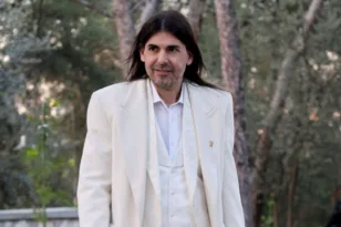 «16 χρόνια που έφυγε ο Μανώλης μας για τους ουρανούς»! Συγκινεί ο σχεδιαστής Ερωτόκριτος για τον γιο του