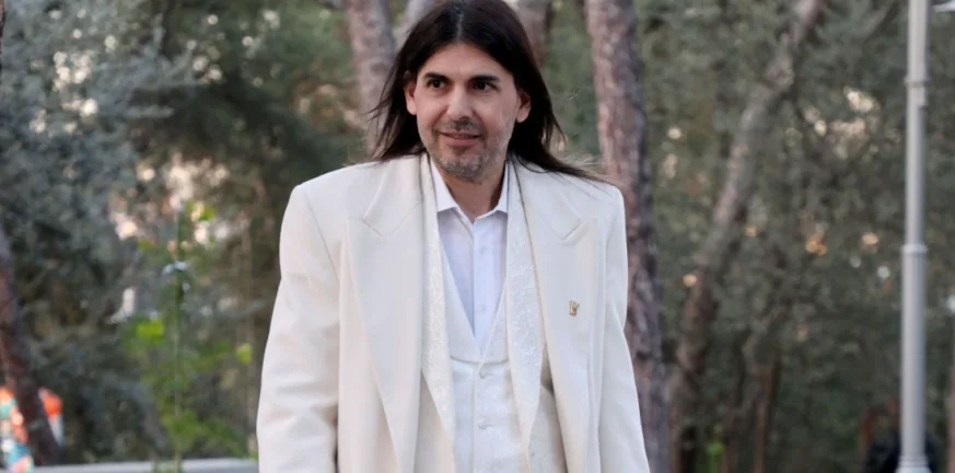 «16 χρόνια που έφυγε ο Μανώλης μας για τους ουρανούς»! Συγκινεί ο σχεδιαστής Ερωτόκριτος για τον γιο του