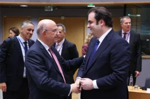 Το παρασκήνιο της εκλογής Πιερρακάκη στο Eurogroup: Οι συμμαχίες, οι «υποσχετικές» και η στρατηγική που έκρινε το αποτέλεσμα
