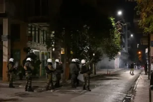 Επεισόδια στα Εξάρχεια: Μολότοφ, φωτιές και φθορές σε οχήματα μετά από επιθέσεις σε αστυνομικές δυνάμεις