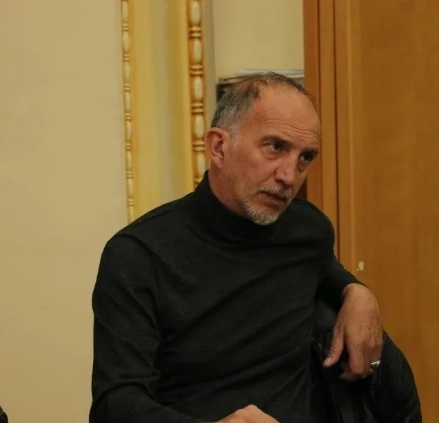 «Γιορτινές μέρες κι εμείς κάνουμε εθνικές επαιτίους»: Ο Φάνης Δίπλας για την «Παρέλαση», τον φόβο απ’ έξω και την «ασφάλεια» «Γιορτινές μέρες κι εμείς κάνουμε εθνικές επαιτίους»: Ο Φάνης Δίπλας για την «Παρέλαση», τον φόβο απ’ έξω και την «ασφάλεια»