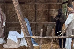 Ιταλία: Γκανέζος έκανε το άγαλμα σε …φάτνη για να μην τον συλλάβουν