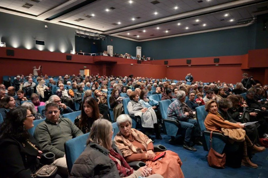 «Ατέλειωτο» χειροκρότημα για την Ορχήστρα Νυκτών Εγχόρδων του Δήμου Πατρέων «Θανάσης Τσιπινάκης» «Ατέλειωτο» χειροκρότημα για την Ορχήστρα Νυκτών Εγχόρδων του Δήμου Πατρέων «Θανάσης Τσιπινάκης»