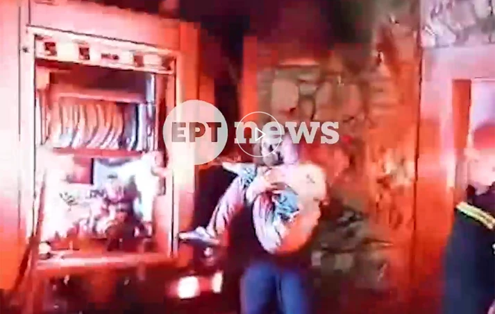 Διάσωση μάνας και γιου από φλεγόμενο σπίτι στη Χίο ΦΩΤΟ