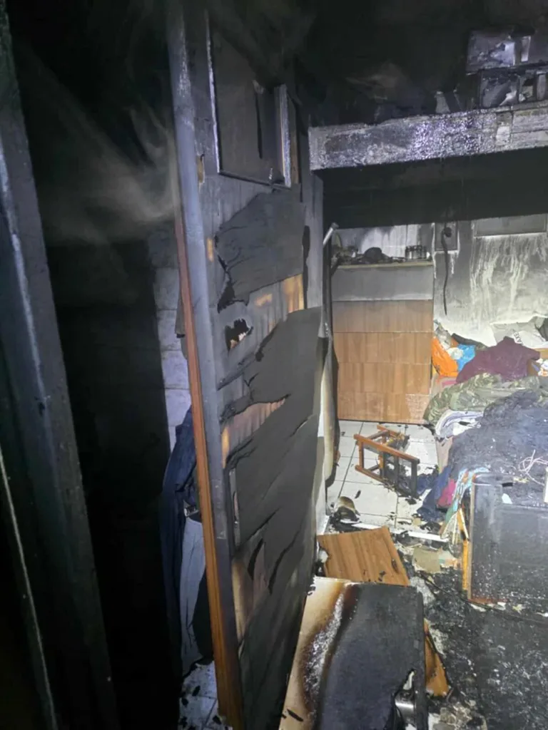 Διάσωση μάνας και γιου από φλεγόμενο σπίτι στη Χίο ΦΩΤΟ