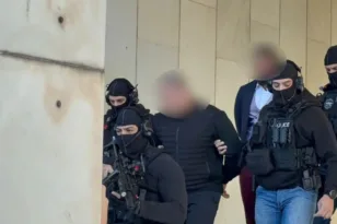 Δρακόντεια τα μέτρα ασφαλείας κατά την προσαγωγή στην Ευελπίδων των δύο συλληφθέντων για τη δολοφονία στη Φοινικούντα