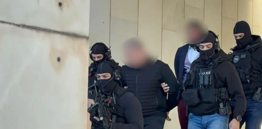 Δρακόντεια τα μέτρα ασφαλείας κατά την προσαγωγή στην Ευελπίδων των δύο συλληφθέντων για τη δολοφονία στη Φοινικούντα