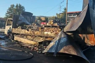 Διακοπή κυκλοφορίας στα διόδια Αφιδνών, φωτιά σε φορτηγό