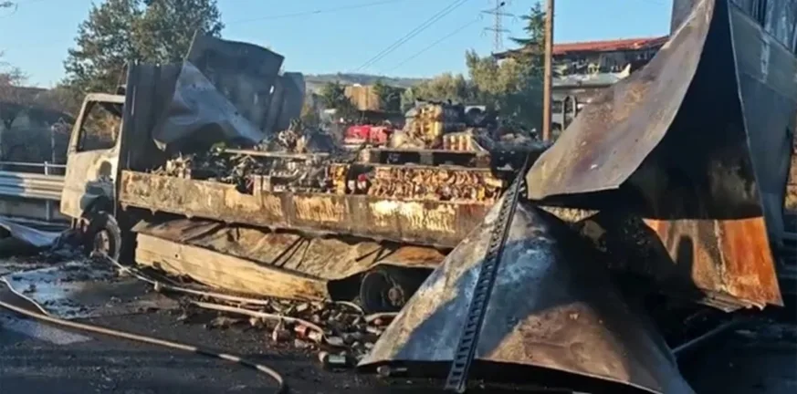 Διακοπή κυκλοφορίας στα διόδια Αφιδνών, φωτιά σε φορτηγό