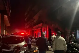 Πυρκαγιά σε κατάστημα στο Αγρίνιο, στο νοσοκομείο εγκαυματίας ΦΩΤΟ