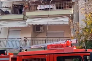 Φωτιά σε διαμέρισμα στην Πολίχνη - Απεγκλωβίστηκε ηλικιωμένη ΒΙΝΤΕΟ