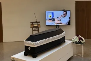 Στο Αποτεφρωτήριο Ριτσώνας ο τελευταίος αποχαιρετισμός στον Αντώνη Κοκορίκο