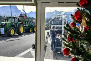 Δυτική Ελλάδα: Στους δρόμους παραμένουν οι αγρότες – Πού υπάρχουν μπλόκα, σε αναμονή αποφάσεων
