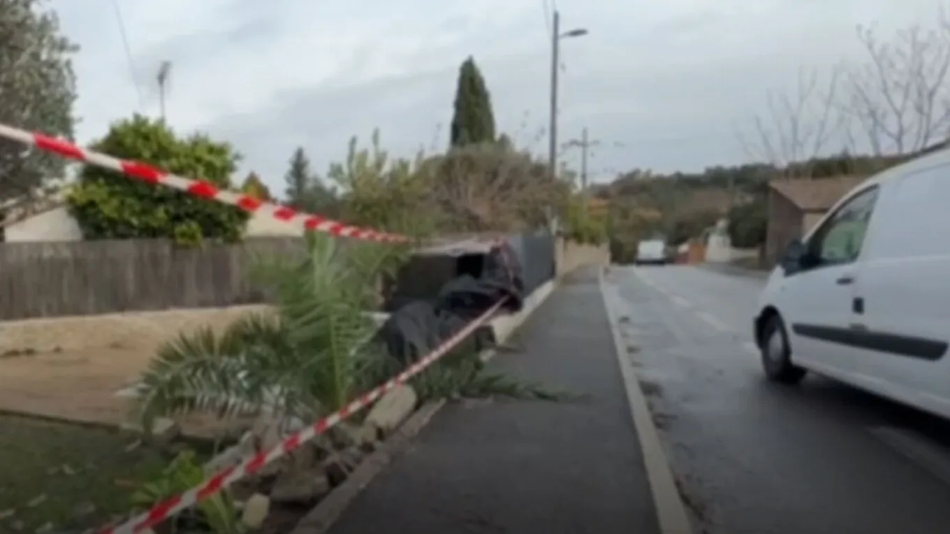 Γαλλία: Τρεις νεαροί έπεσαν με το αυτοκίνητό σε πισίνα και πνίγηκαν Γαλλία: Τρεις νεαροί έπεσαν με το αυτοκίνητό σε πισίνα και πνίγηκαν