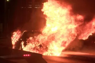 Παρανάλωμα του πυρρός αυτοκίνητο στην Κηφισίας στο ύψος της Φιλοθέης