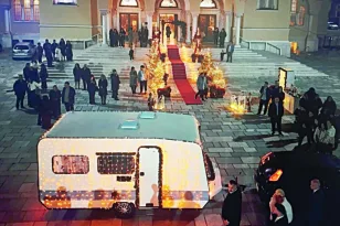 Στην εκκλησία με… τροχόσπιτο: Ο πιο πρωτότυπος γάμος στον Ι.Ν. Αγίου Ανδρέου