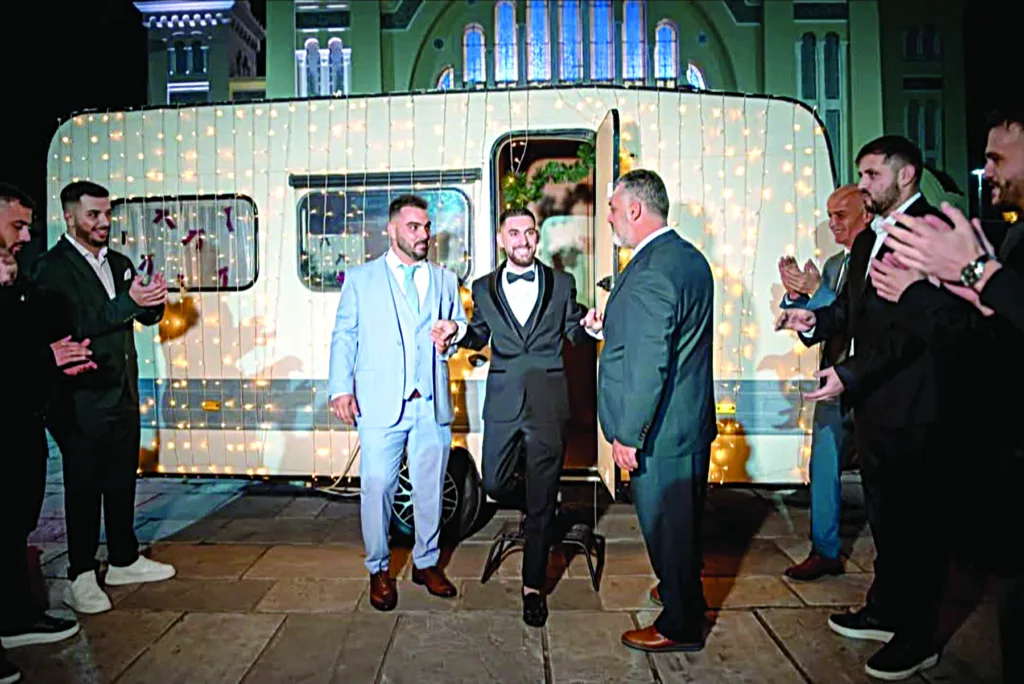 Στην εκκλησία με... τροχόσπιτο: Ο πιο πρωτότυπος γάμος στον Ι.Ν. Αγίου Ανδρέου Στην εκκλησία με... τροχόσπιτο: Ο πιο πρωτότυπος γάμος στον Ι.Ν. Αγίου Ανδρέου