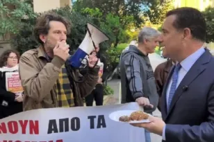 Μελομακάρονα, αποδοκιμασίες και καταγγελίες: Θερμή «υποδοχή» Γεωργιάδη στο «Έλενα Βενιζέλου»