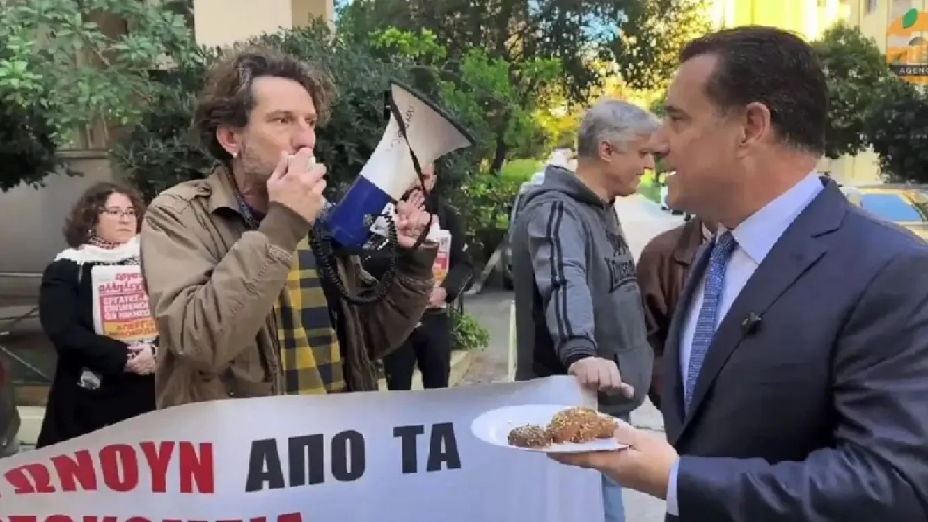 Μελομακάρονα, αποδοκιμασίες και καταγγελίες: Θερμή «υποδοχή» Γεωργιάδη στο «Έλενα Βενιζέλου»