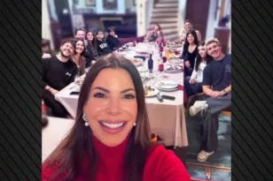 Ο Γιάννης Πάριος γιόρτασε τα Χριστούγεννα με τα παιδιά και τα εγγόνια του