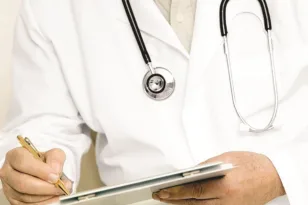 Προσωπικός παιδίατρος με 2,5 ευρώ ανά παιδί: Εξευτελιστικές αμοιγές ΕΟΠΥΥ για συμβεβλημένους γιατρούς