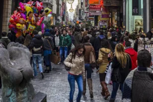 Πώς αμείβεται η εργασία τα Χριστούγεννα και την Πρωτοχρονιά – Τι ισχύει για αργίες και προσαυξήσεις