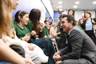 Χριστουγεννιάτικη γιορτή στα κεντρικά γραφεία της Νέας Δημοκρατίας με κάλαντα από το Χριστοδούλειο Ίδρυμα